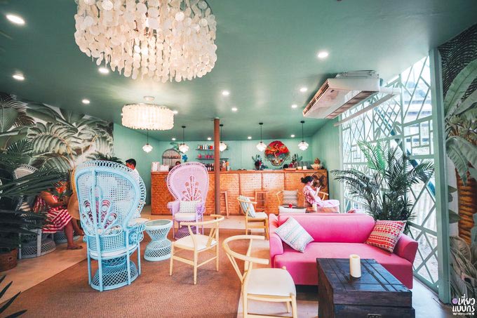 Quán bar màu hồng sát bờ biển Pattaya làm say lòng phái nữ
